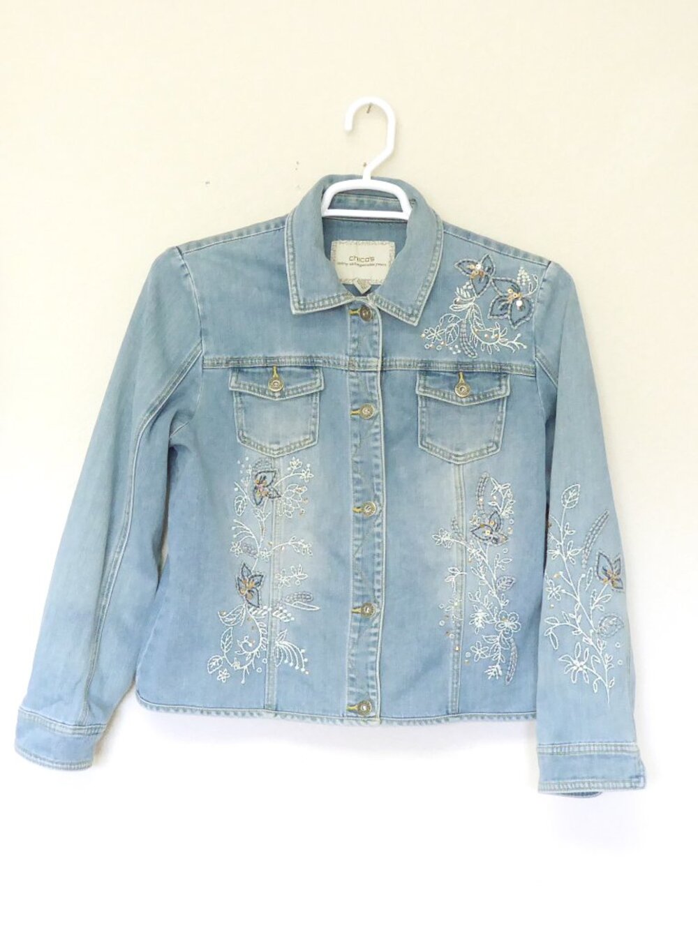 Chico's 30th light denim floral embroidered sequin jacket size 2 / large